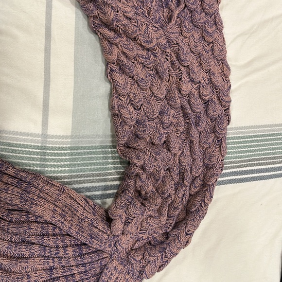 Mermaid tail lap blanket - Picture 4 of 4